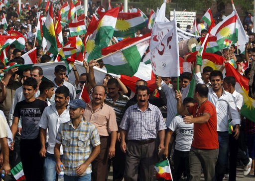  Thousands of Iraqi Kurds demonstrated in Khanaqin Sunday to demand the right to raise the Kurdish region’s flag over government buildings