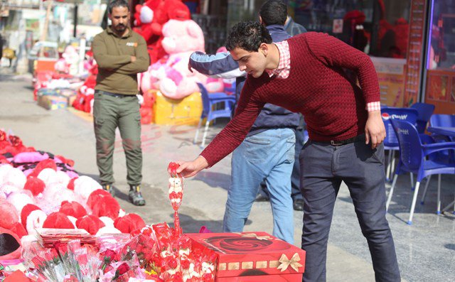  Teddy bears, love hearts turn Baghdad streets red on Valentine’s Day