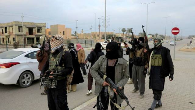  ISIS loots civilian houses west of Anbar to finance its members