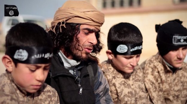  ISIS forces children to execute Mosul people instead of its escaped fighters