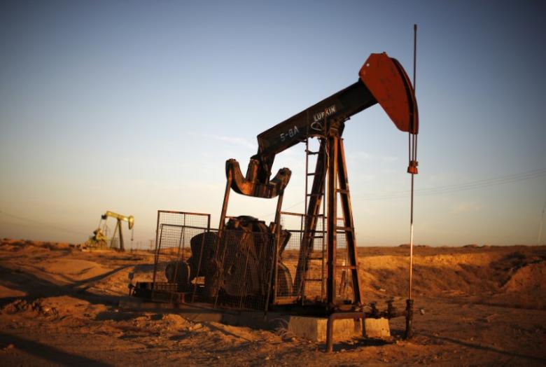  Oil prices rebound on weaker dollar, production cuts