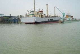  Commercial ships dock at Iraqi seaports