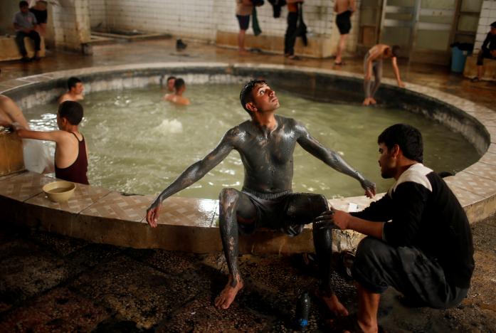  Iraq reopens hot springs spa amid Mosul war chaos