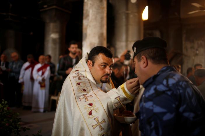  Iraqis celebrate Palm Sunday near Mosul for the first time in three years