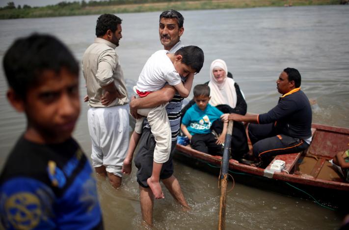  Flooding forces Mosul residents to flee war in rickety boats