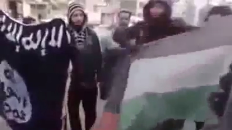  Video: ISIL gunmen fail to burn Palestinian flag before trampling it