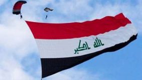  Iraqi parachuter set record for largest Iraqi flag