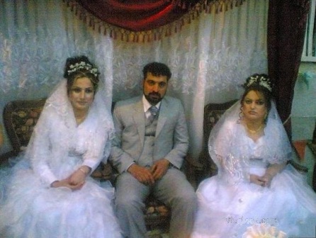  Iraqi young man marries two women in single ceremony