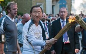  Ki-moon circuits with Olympic Flame in London streets