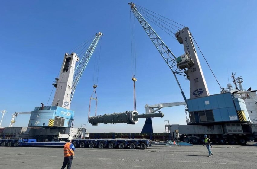  Gulftainer unloads 121 ton, 35m-long vacuum unit in Iraq