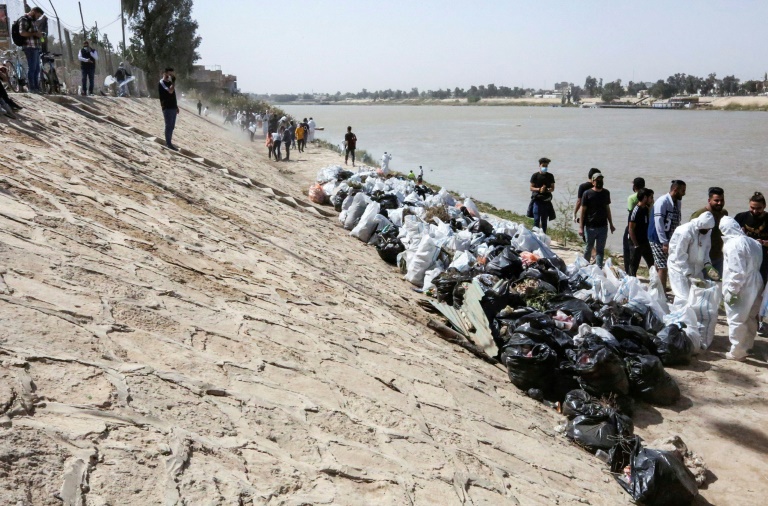 Iraqis clean up river as first green projects take root