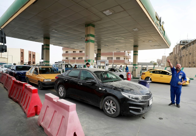  Iraqis queue for fuel as stations protest government