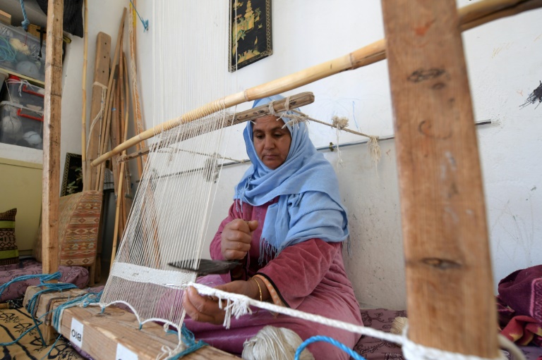  Tunisian weavers turn rags into eco-friendly rugs