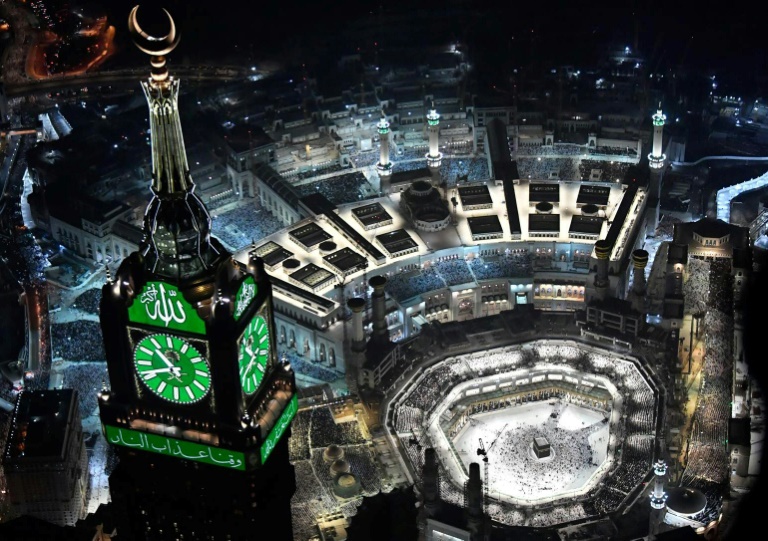  Saudi says Eid al-Fitr to start Monday