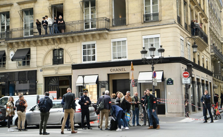  Armed gang robs Chanel boutique in Paris