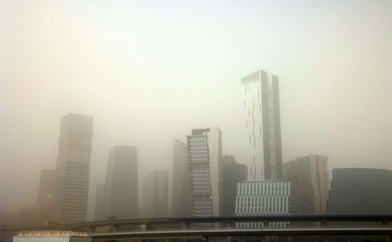 Sandstorm blankets Saudi capital in grey haze