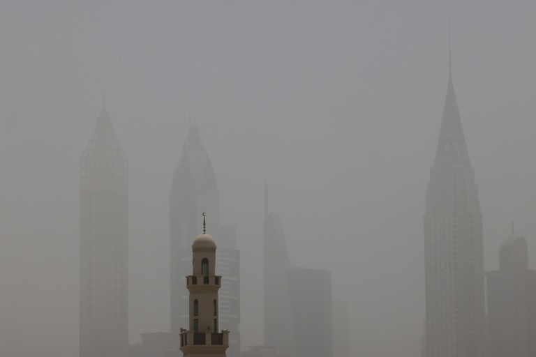  World’s tallest building engulfed as Mideast sandstorms hit UAE