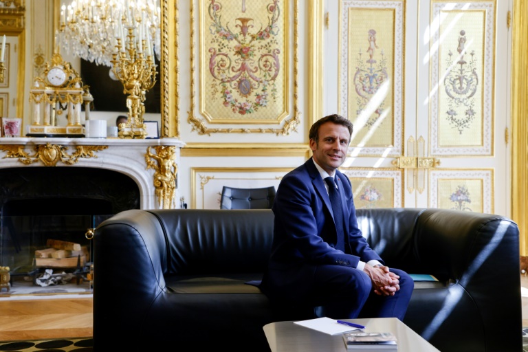  Macron to shuffle government ahead of French parliamentary polls