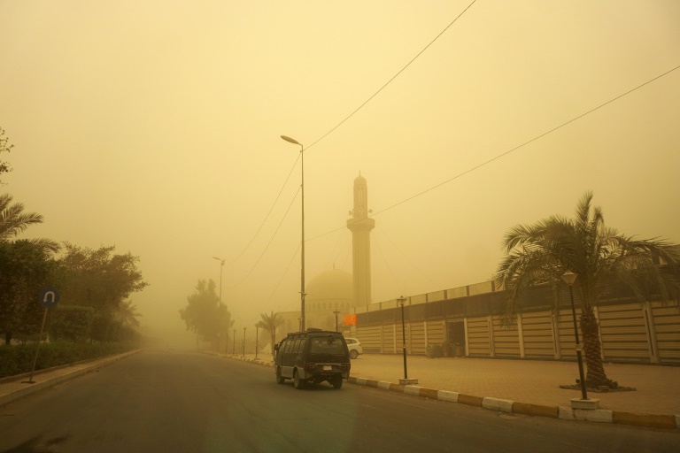  Sandstorm forces closure of Iraqi airports, public buildings