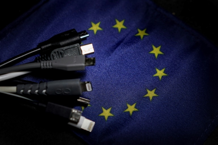  EU agrees single charger standard, in blow to Apple