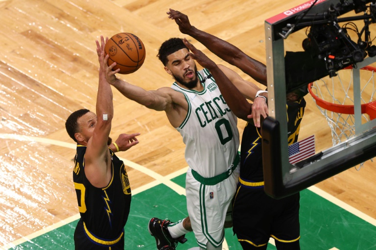 Warriors battle past Celtics to level NBA Finals at 2-2