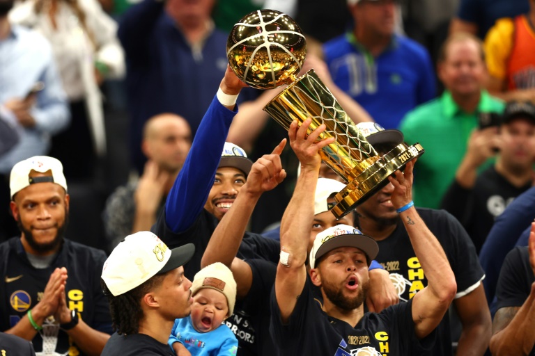  Curry, Warriors storm to seventh NBA crown