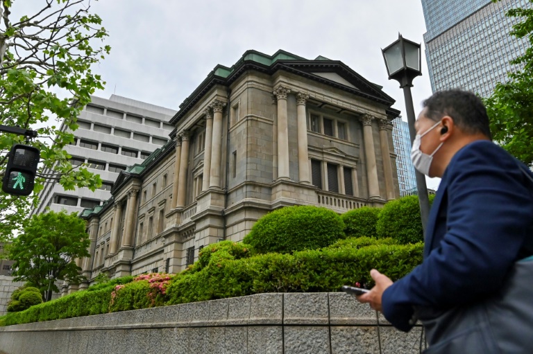  Bank of Japan keeps easing despite global rate hikes