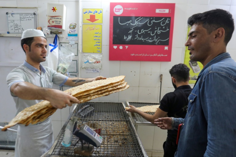  Inflation, subsidy reform hit stomachs in isolated Iran