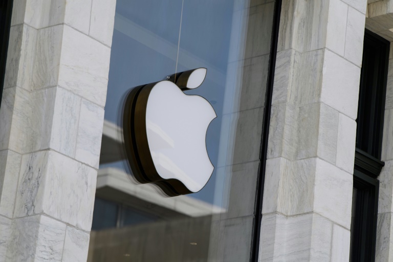  Store workers vote to form first US Apple union