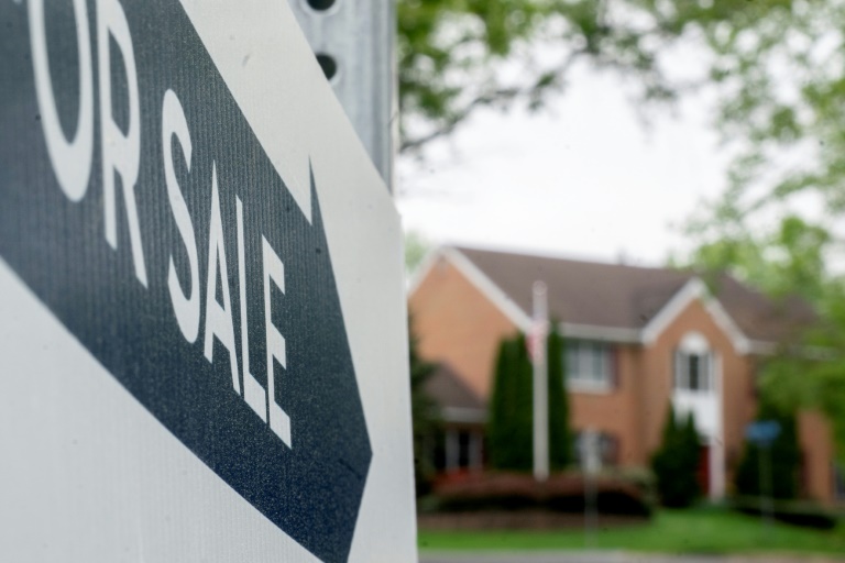  US home prices top $400,000 for first time, crimping May sales