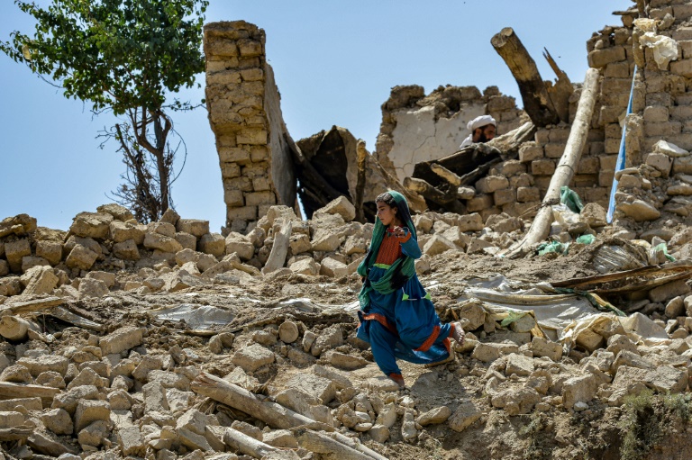  Afghan quake survivors without food and shelter as floods hamper relief effort