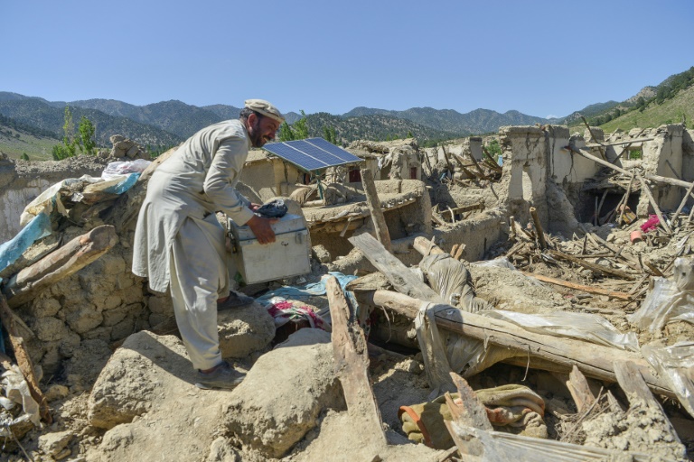  Quake-hit Afghan village struggles back to life as aid trickles in