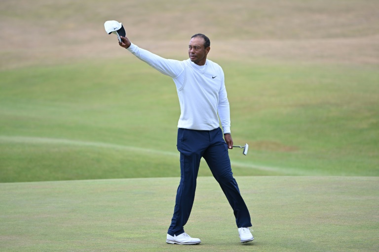  Aussie Smith surges into British Open lead as emotional Woods bows out