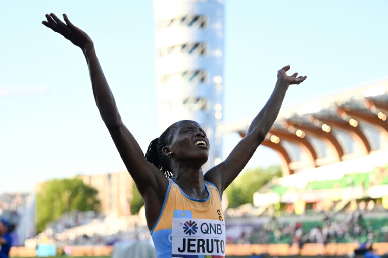  Jeruto storms world steeple, Feng claims discus title