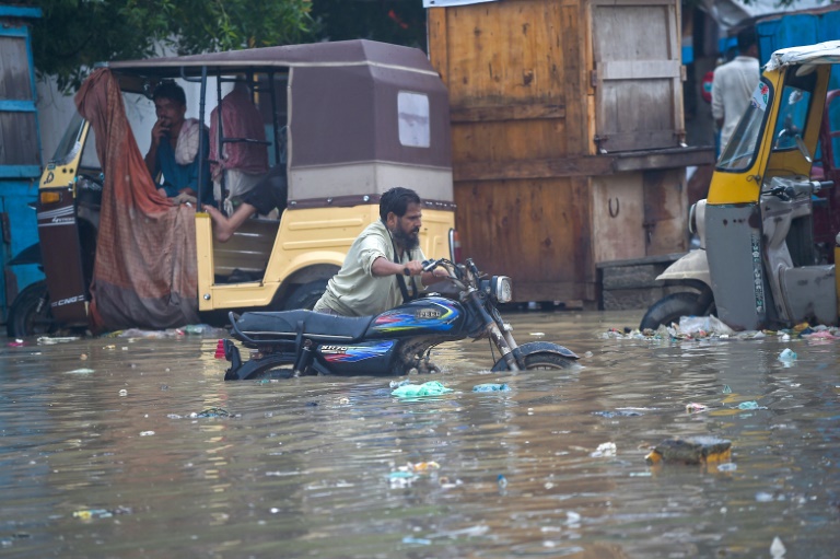  Pakistan’s biggest city paralysed by monsoon rain