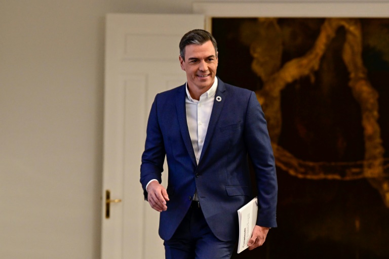  Spanish PM calls on nation to go tie-less