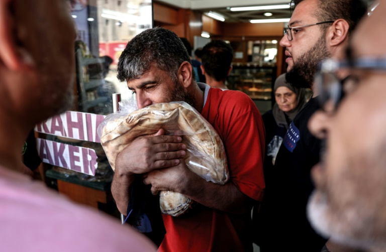  Lebanese face long ‘insulting’ queues to buy bread