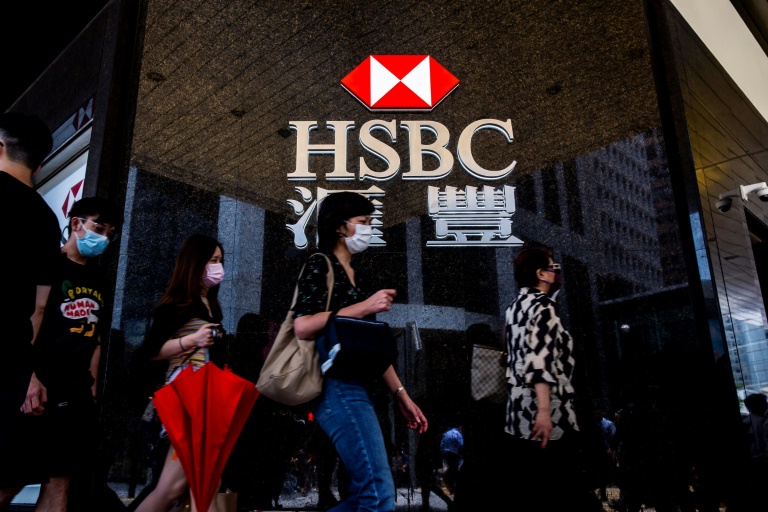  HSBC H1 pre-tax profit falls, says to pay quarterly dividends