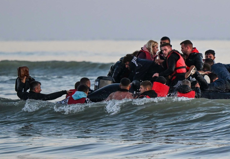Nearly 700 migrants crossed Channel on Monday in 2022 record: UK ...