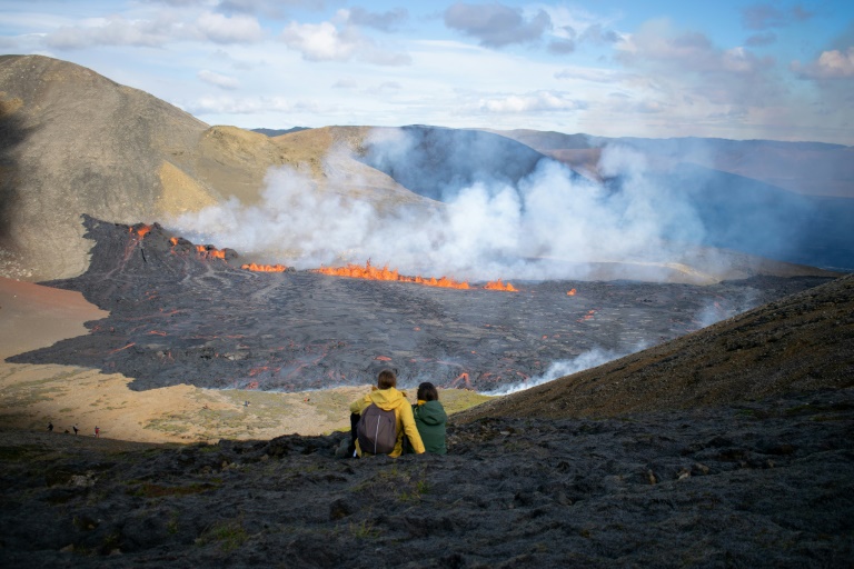  Spectators flock to Iceland volcano
