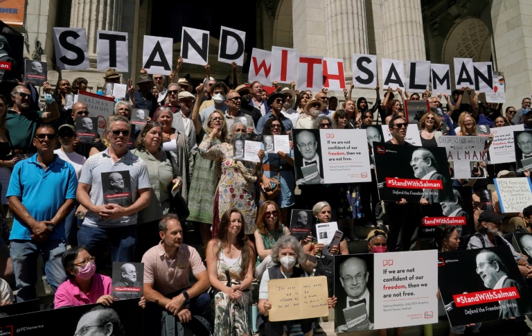  Literature world holds New York rally for Rushdie