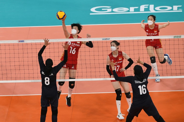  Chinese volleyball team wear masks during Asian Cup clash