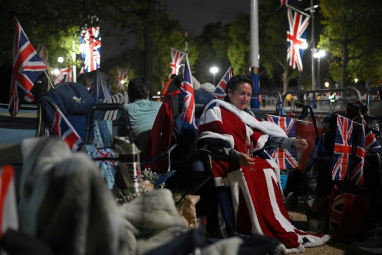  Crowds jam London for Queen Elizabeth II’s funeral