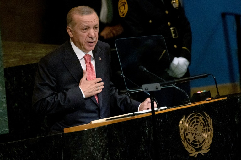  Israeli, Turkish leaders meet as tensions ease