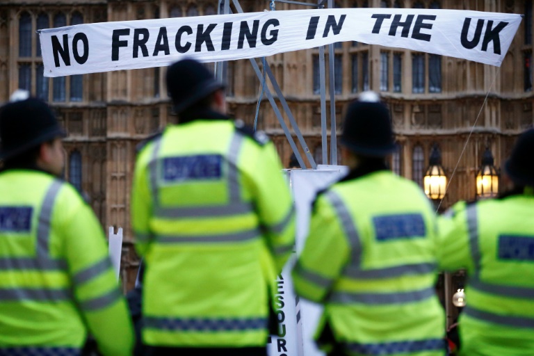  UK government lifts gas fracking ban in England