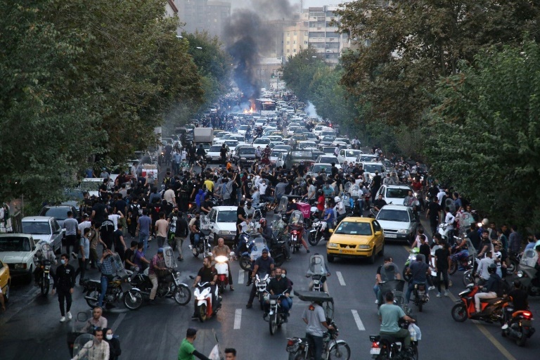  Iran braces for counter rallies as protest deaths mount