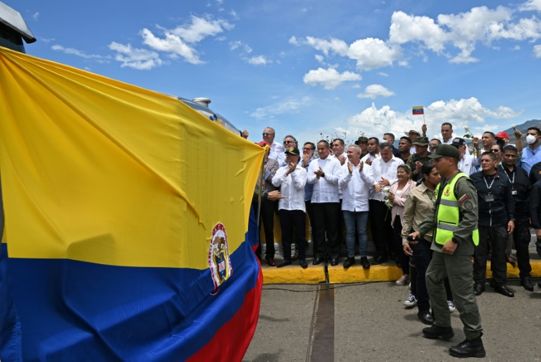  Venezuela, Colombia reopen border to vehicles carrying goods