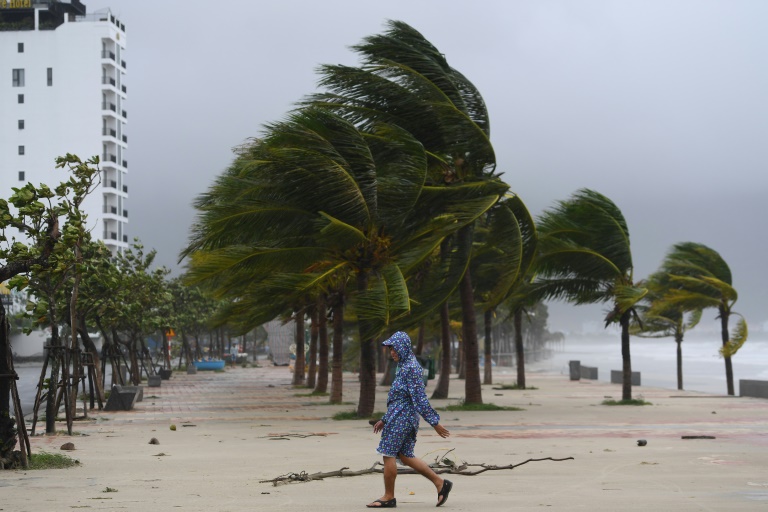  Typhoon Noru tears across Vietnam
