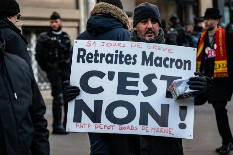  Macron faces strike as French unions flex muscles