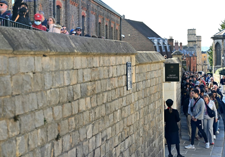  Crowds build for reopening of Windsor Castle